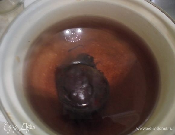 Свеклу отварить до готовности (лучше это сделать заранее).