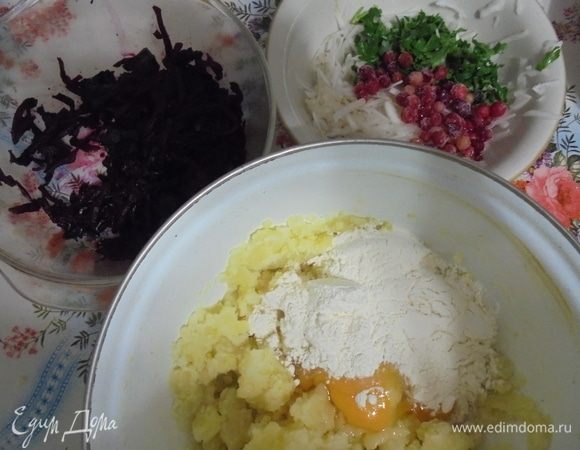 К картофельному пюре добавить яйцо, муку и замесить картофельное тесто. У нас 2 вида начинок: для первой начинки очистить редьку, натереть на крупной терке, добавить нарезанную петрушку и клюкву. Перемешать. Для второй начинки чернослив замочить на несколько минут в кипятке, затем обсушить и нарезать на кусочки. Свеклу натереть, соединить с черносливом. Вторая начинка готова.