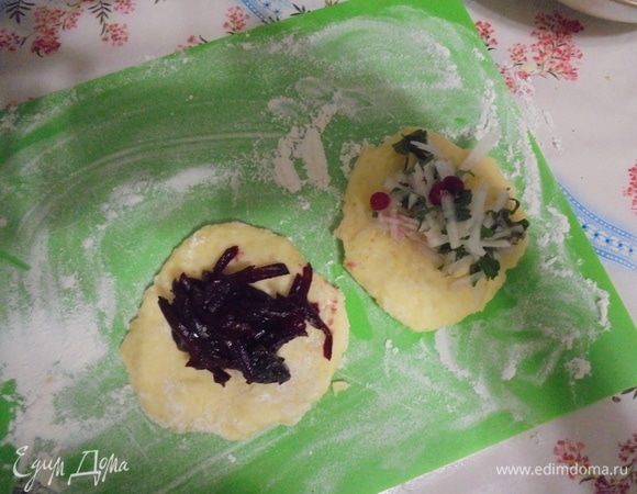Тесто разделить на 2 части. Из каждой части отщипнуть кусочек и раскатывать руками в небольшую лепешку, выложить по 1 ч. л. начинки и залепить края пирожка.
