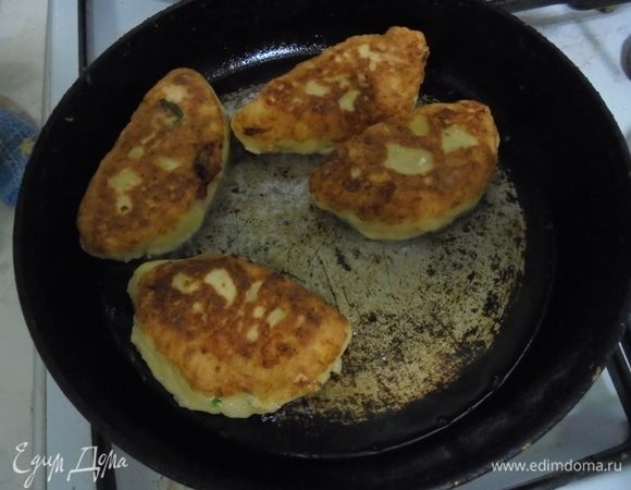 В сковороде разогреть растительное и обжарить на нем пирожки с обеих сторон до румяной корочки.