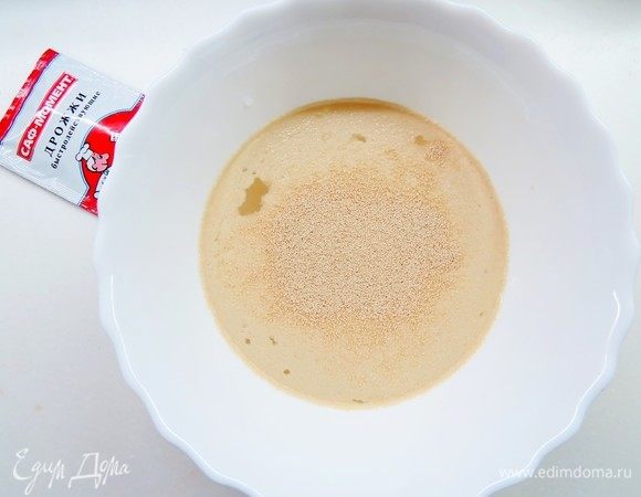 Делаем тесто. Дрожжи разводим в 250 мл теплой воды, добавляем 2 чайные ложки сахара, оставляем на 10 минут.