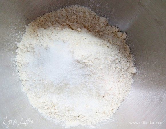 В чашу всыпать 450 г муки, добавить 2 чайные ложки соли.