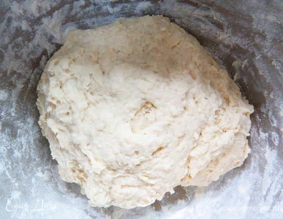 Замешиваем тесто, затем добавляем оливковое масло и снова вымешиваем. Тесто сначала будет немного липким, но после тщательного вымешивания оно станет гладким и податливым. Я вымешивала в комбайне насадкой «крюк» минут 10.
