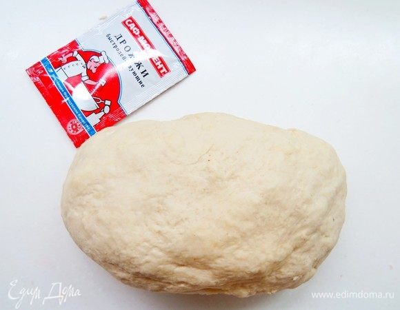 Вот таким тесто получается после 10-минутного вымешивания.
