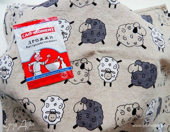 Накрываем тесто влажным полотенцем и убираем в тепло минут на 30.
