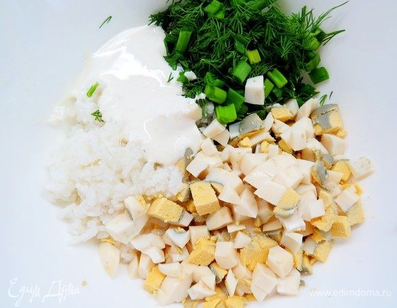 Готовим первую начинку с рисом, яйцами и зеленью. Рис хорошо промываем и варим его до готовности, сливаем воду, промываем чистой водой и даем ей хорошо стечь. Яйца режем кубиками. Зелень промываем, обсушиваем бумажным полотенцем и также мелко режем. К остывшему рису добавляем нарезанные яйца, петрушку, сметанно-горчичную заправку и черный молотый перец. Перемешиваем.