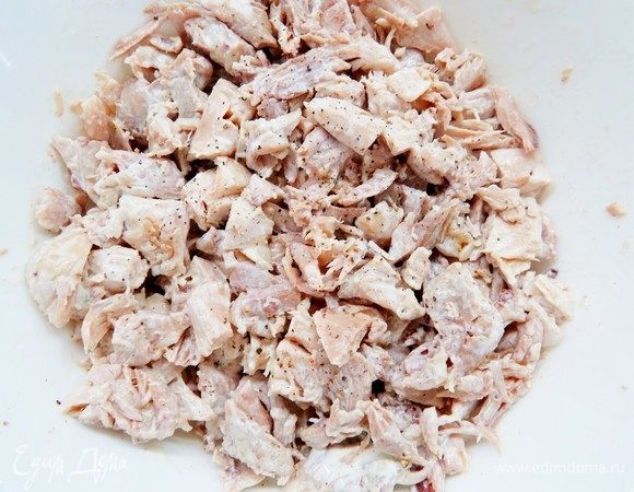 Добавляем к мясу сметанно-горчичную заправку, приправляем черным перцем по вкусу.
