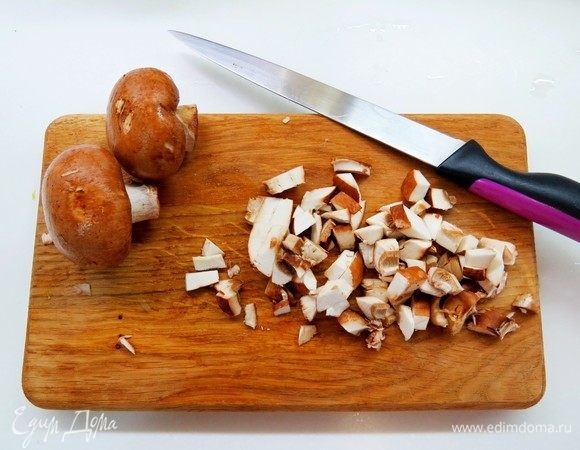 Готовим третью начинку (грибную). Режем кубиками 2 луковицы и грибы.
