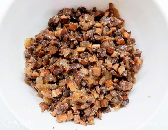 Лук обжариваем до прозрачности на растительном масле. На отдельной сковороде обжариваем грибы немного. К грибам добавляем слегка обжаренный лук, соль, черный молотый перец и доводим до готовности. Начинку охладить.
