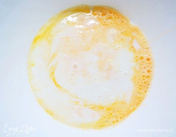 Влить кефир, добавить соль, снова взбить.