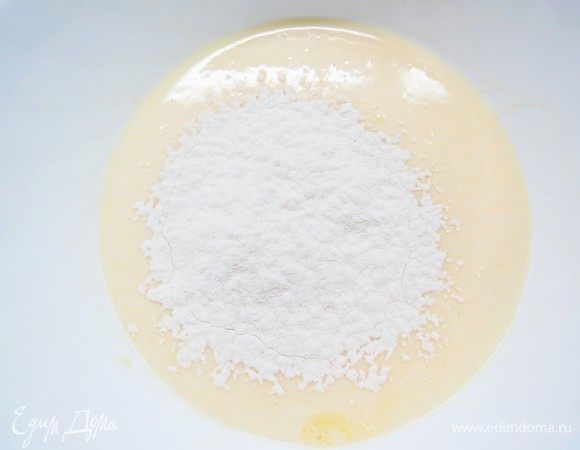 Постепенно ввести просеянную с содой муку и взбить на малой скорости миксера. Дать тесту постоять 10 минут.
