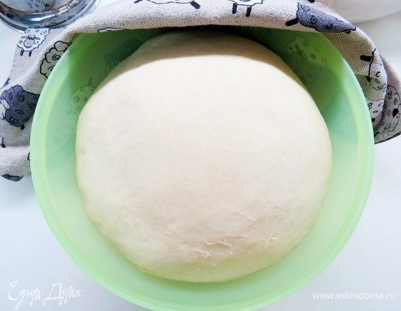 Приступаем к сборке курника. Берем наше подошедшее в теплом месте тесто, которое выглядит вот так.