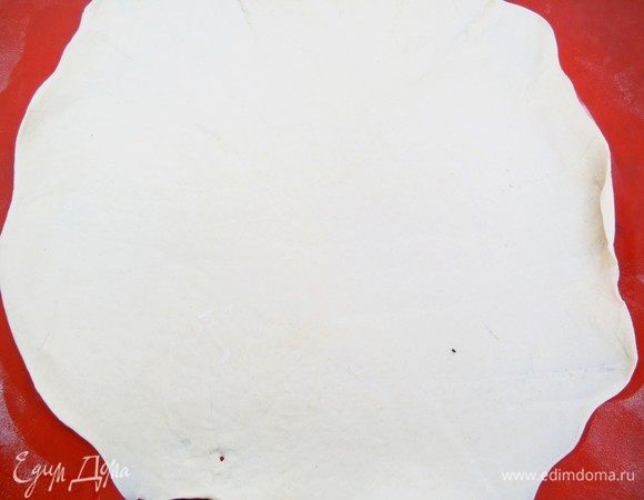 Тесто делим на 2 части. Чуть меньшую часть раскатываем под основу пирога.
