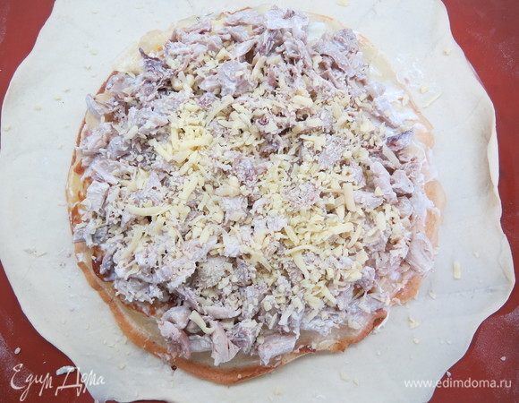 Выкладываем второй блинчик, смазываем сметанно-горчичной заправкой, сверху выкладываем половину куриной начинки и присыпаем сыром.