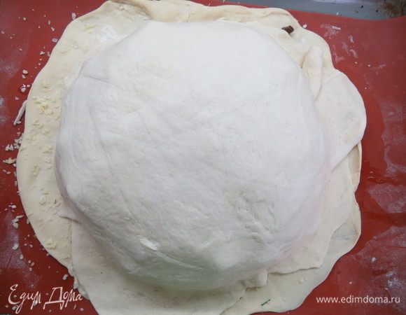 Раскатываем вторую часть теста и ею накрываем пирог.