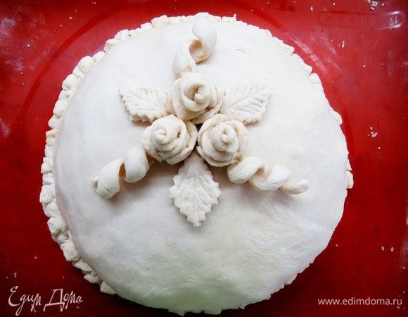 Из остатков теста можно слепить украшения.