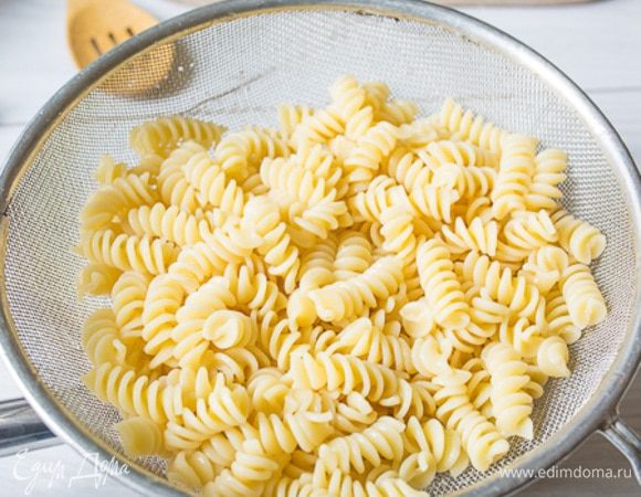 Отварить макароны (я выбрала спиральки фузилли) в подсоленной воде до состояния аль-денте и откинуть на дуршлаг.