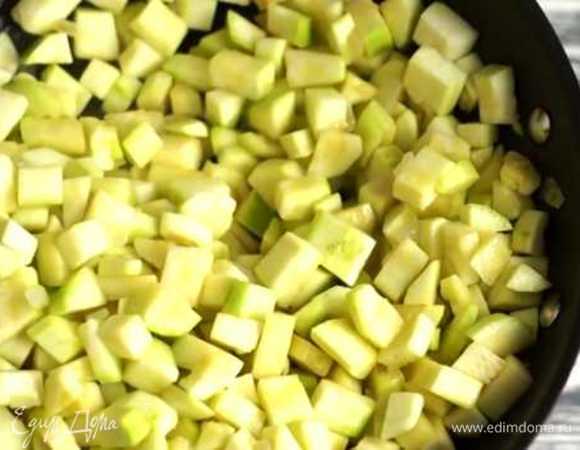 Мелко режем лук и чеснок. Кабачок режем произвольным кубиком. Обжариваем все на оливковом масле с добавлением соли.