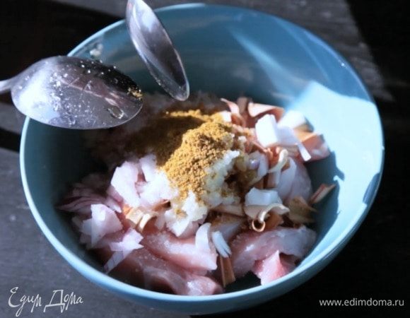 Смешать маринад для свинины, добавить кусочки свинины и оставить на 5 минут. Таким же образом поступает с креветками.