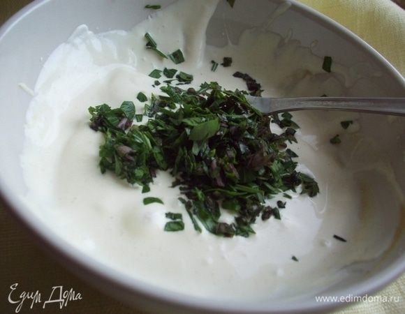 Для соуса взбиваем яйца со сметаной. Приправляем мускатным орехом, солью и измельченными листиками базилика.