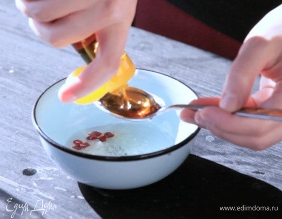 Смешать ингредиенты для соуса и отставить пока в сторону.