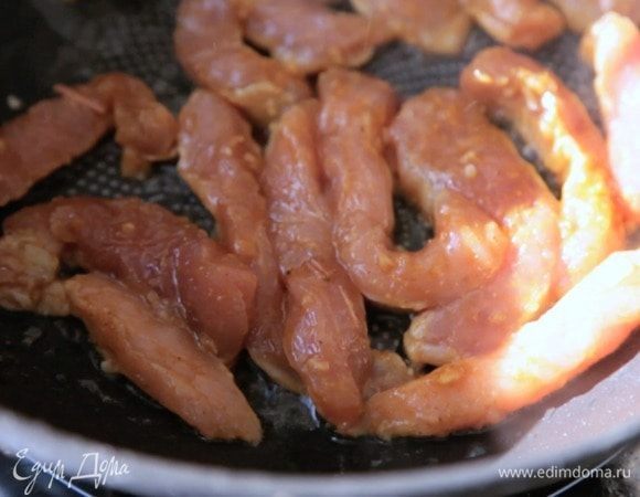 Нагреть в воке масло, обжарить свинину 2 минуты.