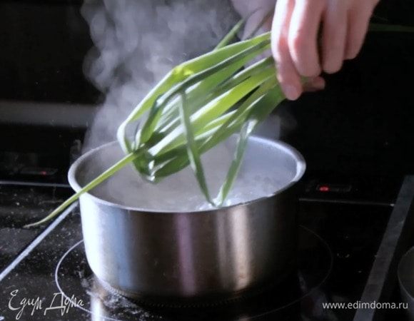 Довести воду с 1 ст. л. солью до кипения, бланшировать зелёный лук 1 минуту и сразу переложить в ледяную воду.