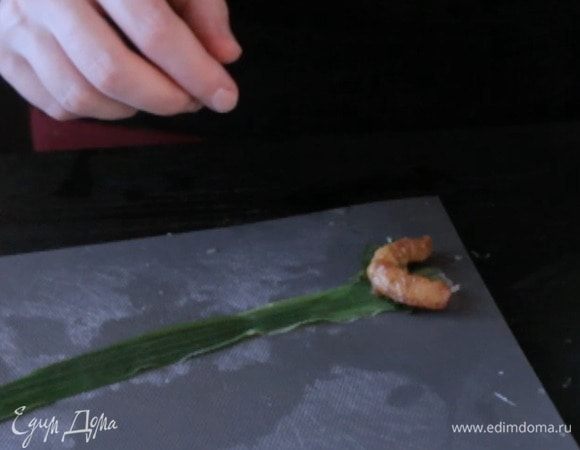 Затем кусочек курицы и креветку. Если любите острое, то положите еще полосочку чили.