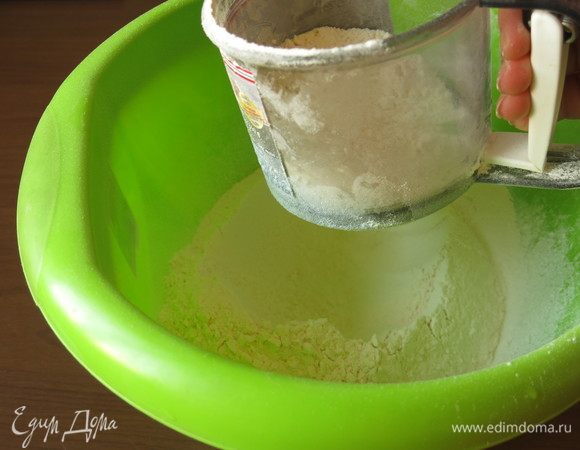 Просеиваем муку.