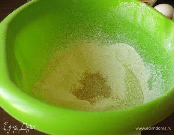 Добавляем дрожжи, они не требуют активации.