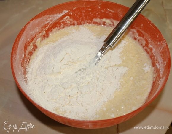 Приготовьте блинное тесто за сутки или же не менее чем за 12 часов. Это необходимо сделать для наилучшего результата при выпечки блинчиков. Они у нас должны быть настолько тоненькие, насколько это будет возможным, и при этом не рваться при переворачивании. Итак, приступаем.
Яйца, соль и сахар разболтайте в омлетную массу, но взбивать не нужно. Добавьте к яйцам молоко комнатной температуры и потом аккуратно, частями вводите муку, стараясь не допускать образования комочков. Когда вся мука будет введена, влейте растительное масло, накройте тесто пленкой и отправьте в холодильник минимум на 12 часов, а лучше больше. Перед выпечкой влейте в готовое тесто 2 стакана горячей воды, перемешайте тесто и оставьте на столе минут на 10.