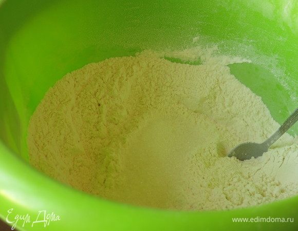 Перемешиваем, кладем сахар.