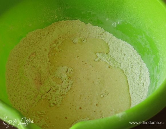 Добавляем кефир и творог, смешанные с яйцами.