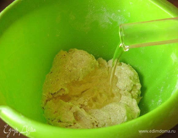 Вливаем масло.