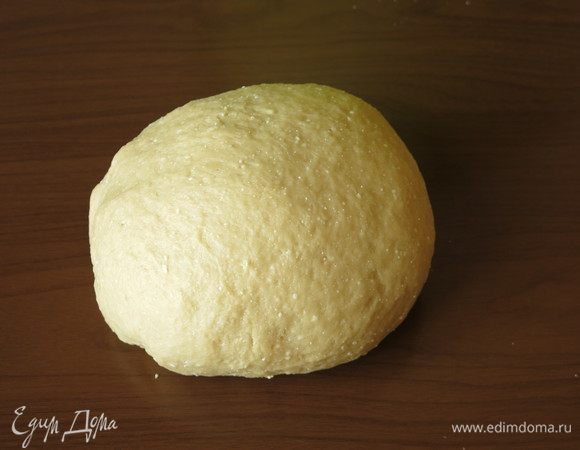 Продолжаем замес, кладем тесто на стол и вымешиваем. Оставляем тесто на подъем.