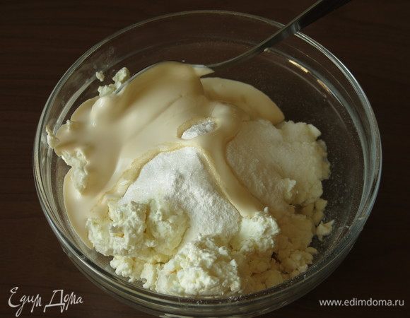 Соединяем творог, сахарную пудру и сметану, добавляем ванильный сахар.