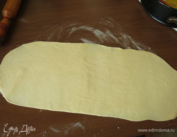 Берем третью часть теста, раскатываем тонко.