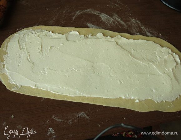 Смазываем творогом.