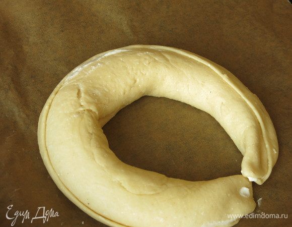 Переносим на противень подковой.