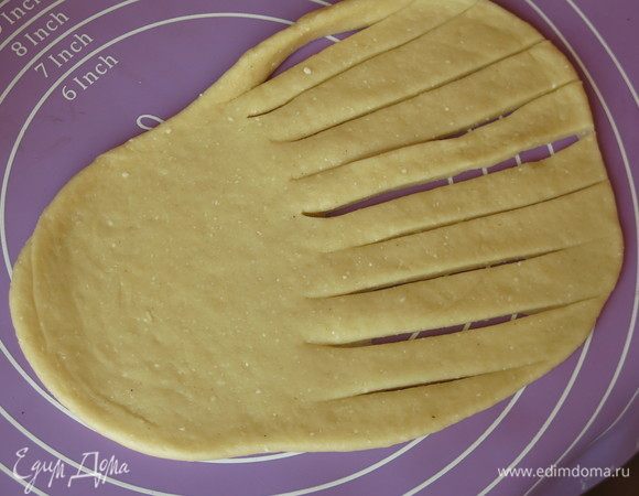 Оставшееся тесто делим на 5 частей, 5-я чуть больше остальных. Каждую раскатываем, надрезаем с одной стороны.