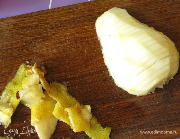 Очищаем груши, нарезаем.