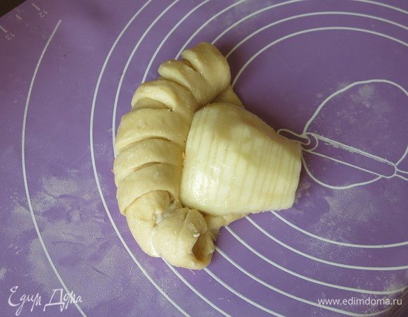 На кусочек теста без надрезов кладем творог, сворачиваем, расправляем разрезы. Кладем на край теста грушу. Повторяем с оставшимися плодами.