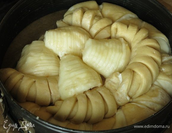 Выкладываем груши в центр, сформировав дно корзинки.