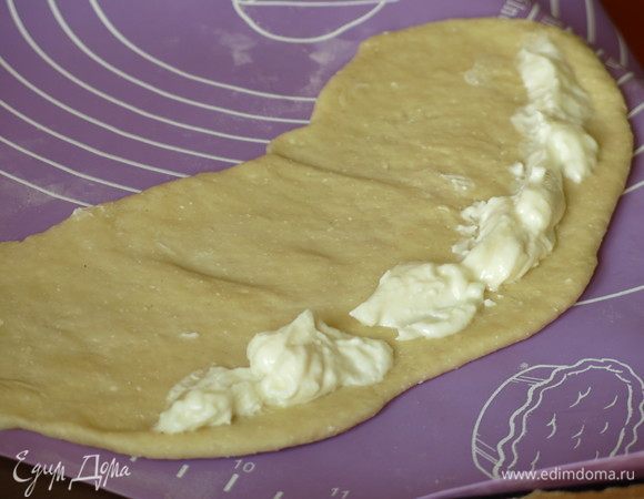 Пятый кусочек раскатываем, выкладываем начинку, надрезаем противоположный край, сворачиваем это ручка.