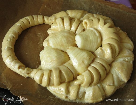 Соединяем корзину и ручку. Смазываем желтком с ложкой молока.