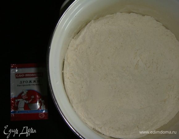 Муку смешать с дрожжами, солью и сахаром.