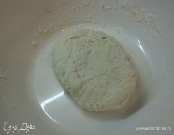 Сначала надо сделать опару. Смешать 250 г муки, 180 г воды и дрожжи. Поставить на 3 часа для подъема. Я ставлю в микроволновку.
