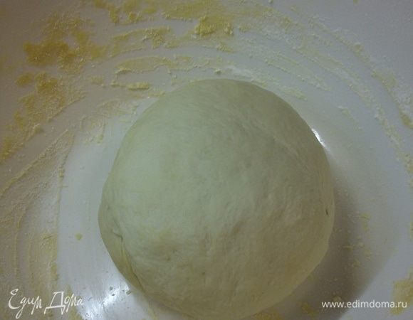 В опару добавить оставшуюся муку, соль, сахар и 90 г воды. Замесить тесто. Во время замеса постепенно добавлять горчичное масло. Тесто скатать в шар и поставить на подъем на 1 час.