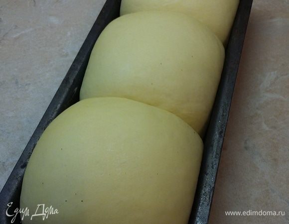 Духовку разогреть на 250°C. Выпекать надо будет с паром. 
Первые 10 минут выпекать при 250°C, а потом снизить температуру до 200°C и выпекать еще 40 минут.