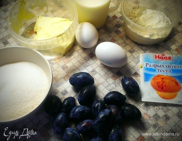 Подготавливаем ингредиенты по списку. Сливочное масло должно быть комнатной температуры. Молоко лучше нагреть до еле теплого состояния.